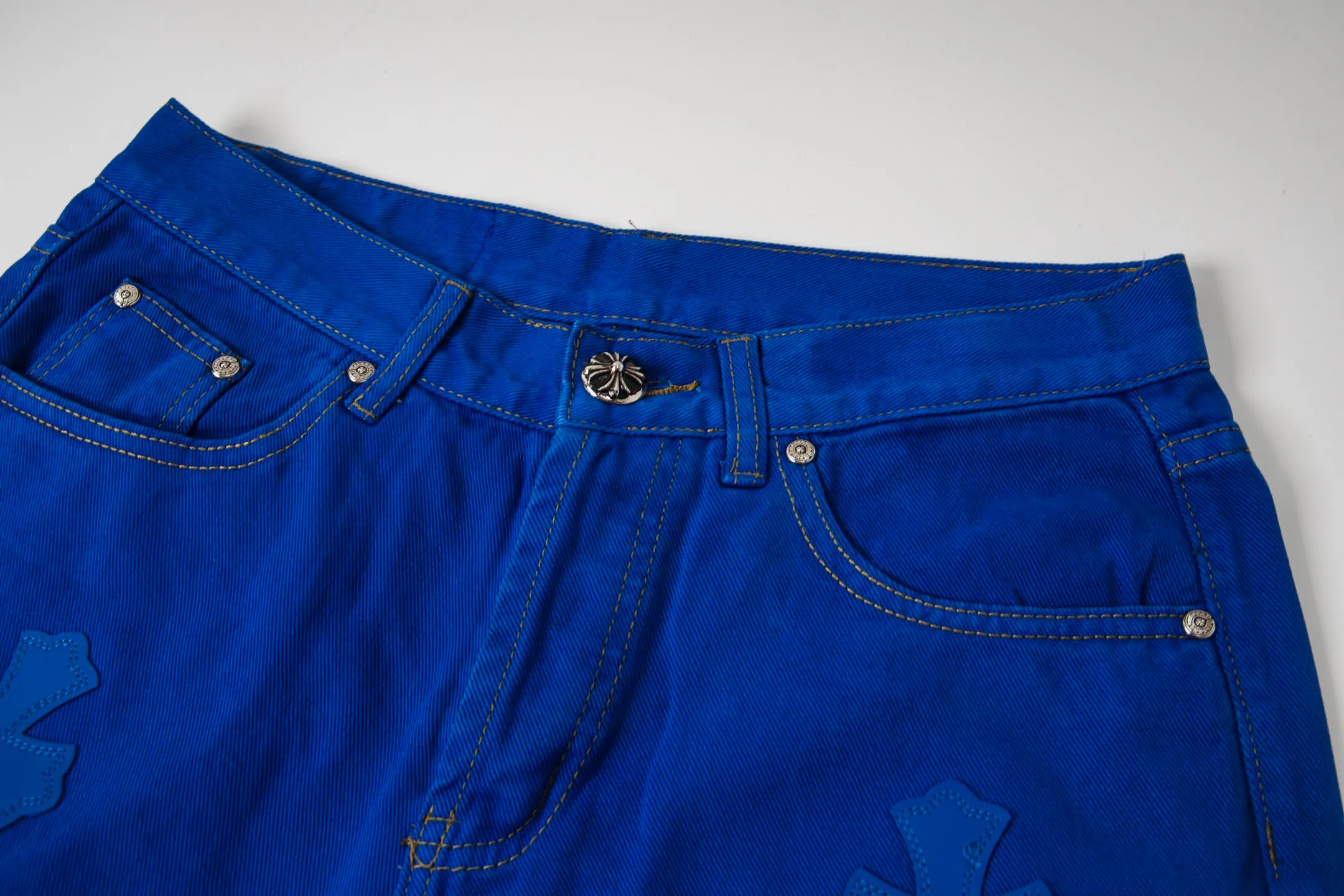 P270 Chrome hearts｜ch Chrome Hearts London-limited dopamine blue leather jeans - charming dopamine personality jeans, indispensable for fashionistas, the same model for celebrities, and a model touted by many bloggers. This new pair of pants is perfect in terms of shape and upper body. It is no exaggeration to say that making a pair of jeans is equivalent to the time of making 20 short-sleeved jeans. The fabric is made of high-quality imported denim. It has a unique high-end texture. I am very satisfied with it after washing and proofing several times. Style number: 1751# Color: Dopamine blue Size: 28 30 32 34
